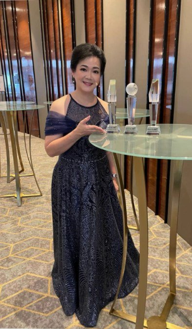 Susanna Wijaya bersama trofi penghargaan